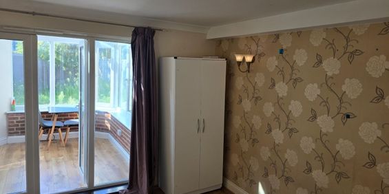 3 Bed Terraced House, Thornton Road, CR0 - Photo 3