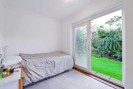 A well presented, refurbished, ground floor apartment with garage and communal riverside gardens in heart of Eton within a short walk of Eton and Windsor Stations. - Photo 3