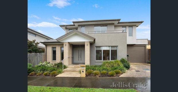 IMPRESSIVE TOWNHOUSE IN THE IDEAL LOCATION - Photo 1