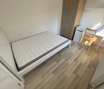 4 bedroom semi-detached house to rent - Photo 6