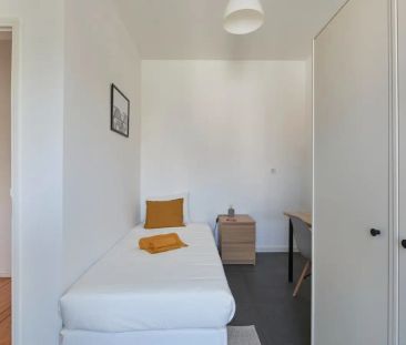 Room in a shared 7-bedroom apartment for rent in Lisbon - Photo 1