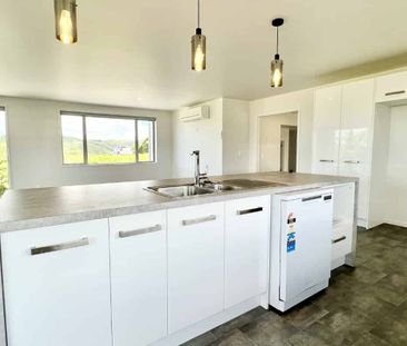 Welcome home — stunning views await! - Photo 2