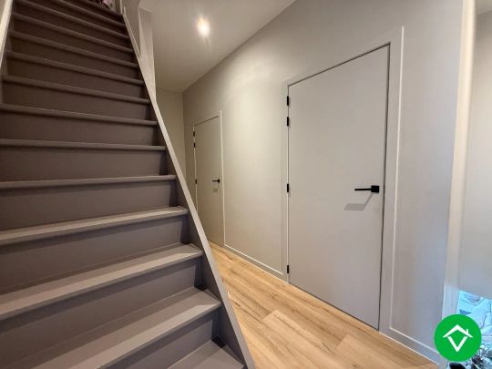 Prachtig gerenoveerde rijwoning nabij het centrum met 3 slaapkamers, tuin en garage te Roeselare - Foto 1