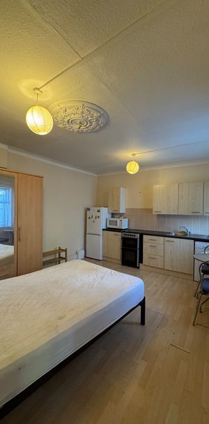 Studio Flat, Sandringham Gardens, N12 - Photo 1