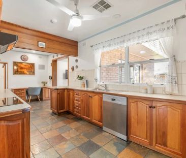 “Stunning Family Home in Prime Location” - Photo 6