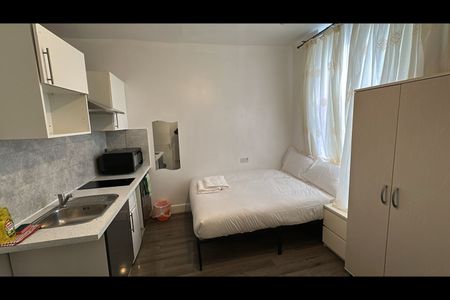 Studio Flat, Wood Lane, W12 - Photo 2