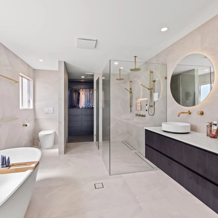 Luxury Canal Front Family Home - Photo 1