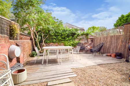 3 bedroom semi-detached house to rent - Photo 2