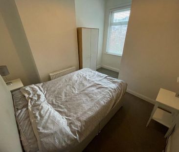 4 bedroom terraced house to rent - Photo 3