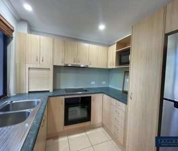 Modern, Fully Furnished Townhouse in the Heart of Cannonvale - Photo 5