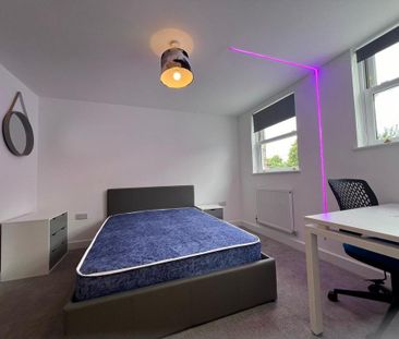 1 bedroom in a flat share to rent - Photo 2