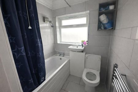 5 bedroom semi-detached house to rent - Photo 2