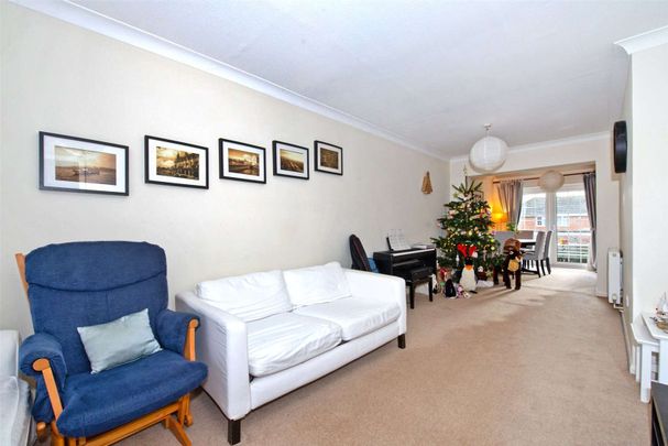 A well-presented three bedroom end of terraced home, located less than 1 mile from the Marlow High Street - Photo 1