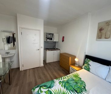 Double Bedsit - Photo 3