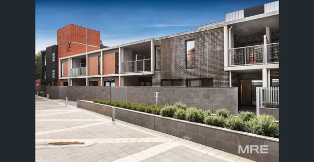 Impressive ground floor apartment - Photo 1