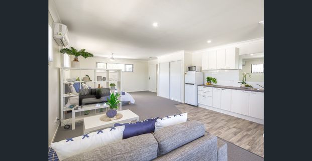 MODERN, FULLY FURNISHED, STUDIO APARTMENT - Photo 1