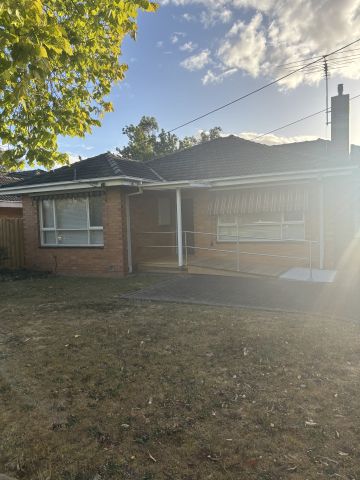 Comfortable Family Living in the Heart of Blackburn South - Photo 3