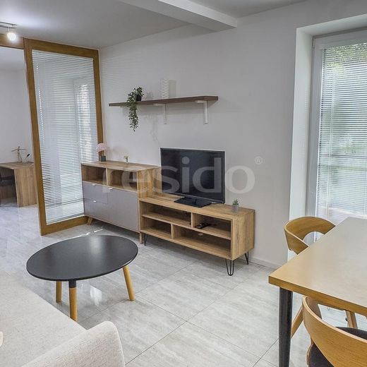 Priestranný 2.5 izbový byt s terasou a parkovacím miestom. - Fotografia 1