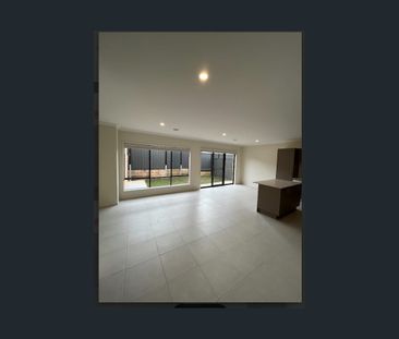 Stylish & Spacious Family Retreat in Prime Craigieburn Pocket – 3 B... - Photo 1