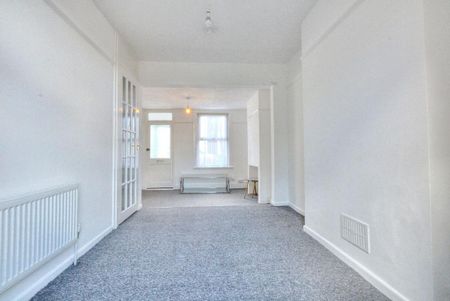 2 bedroom end of terrace house to rent - Photo 2