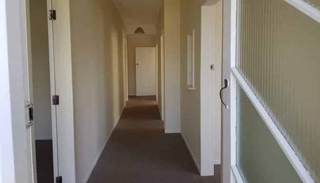 Sunny Large 4 bedroom house - Photo 5