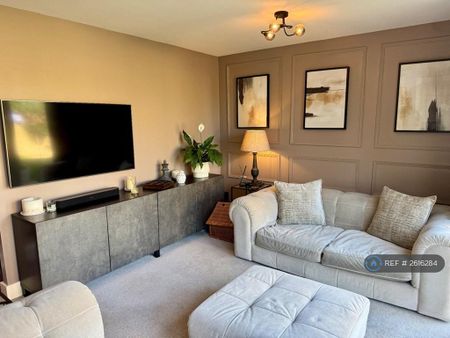 3 bedroom semi-detached house to rent - Photo 2