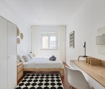 Room in a shared 4-bedroom apartment for rent in Lisbon. - Foto 2