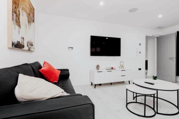 6 Beds 6 Baths - Photo 1