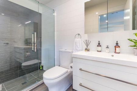 Luxury Furnished Apartment with One Secure Carpark - Photo 5