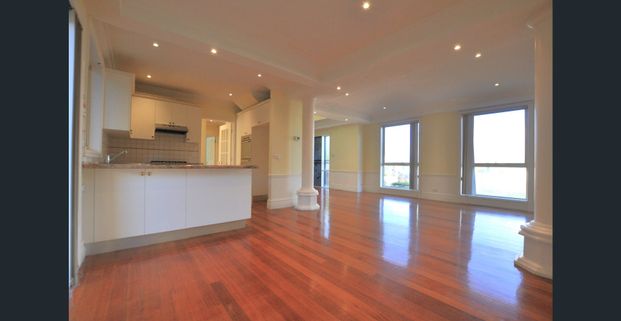 4 Bedroom Townhouse, 2 bathrooms, air conditioning, Double Garage- CITY WIDE REAL ESTATE - Photo 1