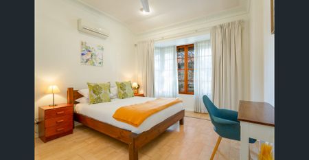 Spacious, Fully furnished 3-Bed Mid Century Home Near CBD, Bills Included - SHORT TERM LEASES AVAILABLE - Photo 3