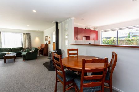 Great sunny family home with vegetable garden - Photo 3