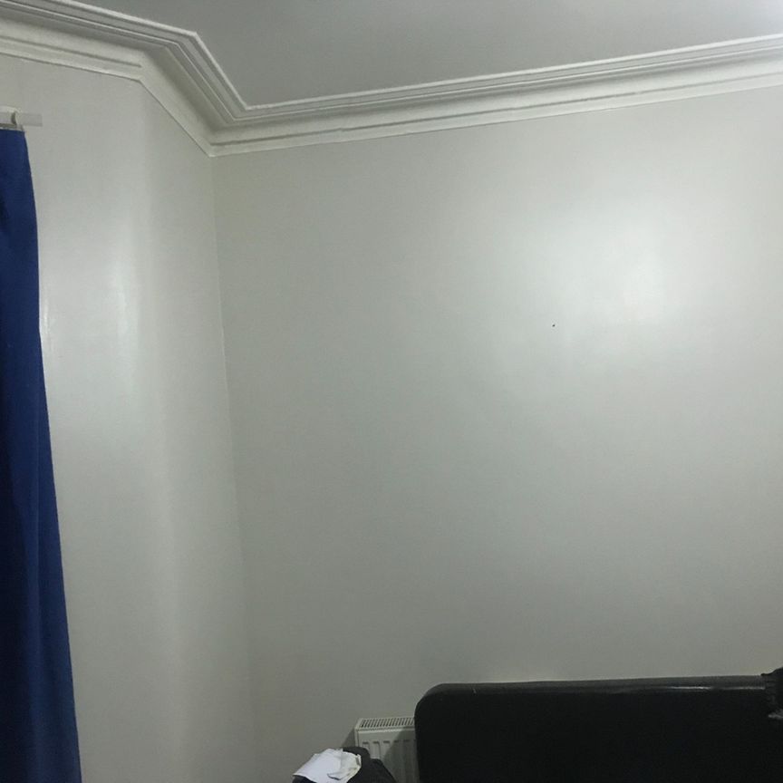 Room in a Shared House, Sibley Grove, E12 - Photo 1