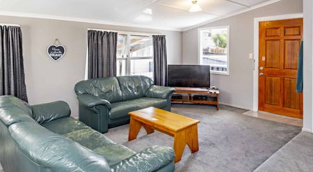 Available NOW!! 3 bedroom House! - Photo 3