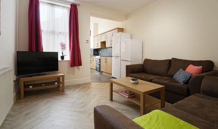 Fantastic 5 bedroom property - Photo 2