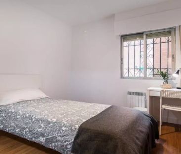 Rooms for rent in 6-bedroom apartment in Pacífico, Madrid - Foto 5