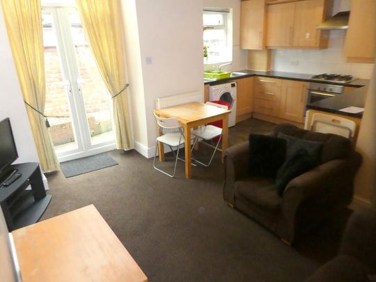 4 bedroom terraced house to rent - Photo 1