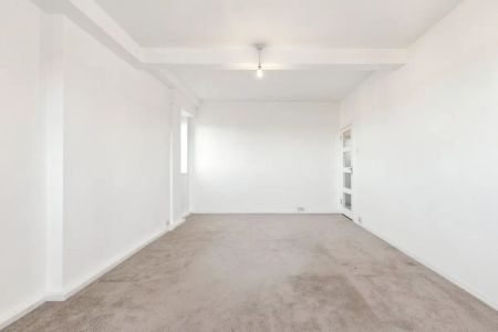 2 bedroom flat in London - Photo 5