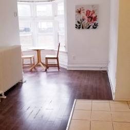 Toronto Bachelor Apt Available Utility Inclusive - Photo 2