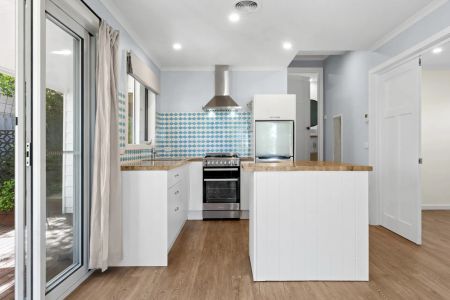 Charming Cottage Centrally located - Photo 2