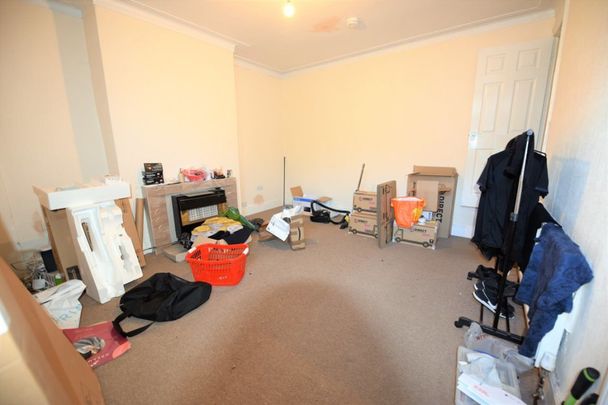3 bedroom House in Whingate Avenue, Leeds - Photo 1