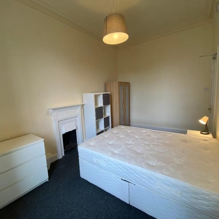 4 bedroom flat to rent - Photo 1