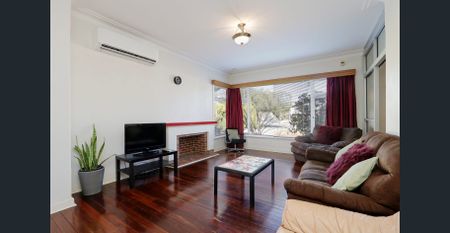 Character home near the Swan - Photo 3