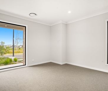 Stunning Home With Extra Large Bedrooms - Photo 6