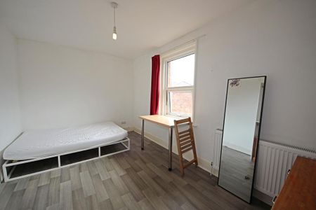 4 bedroom detached house to rent - Photo 4