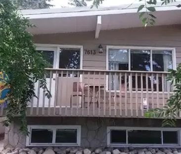 Main floor 1/2 duplex (2 bed & 1 bath) *pet friendly*in suite laund... - Photo 1