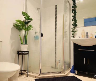 “Fully Air-coned 4 Bedroom Townhouse, Ideal for Families or Profess... - Photo 4