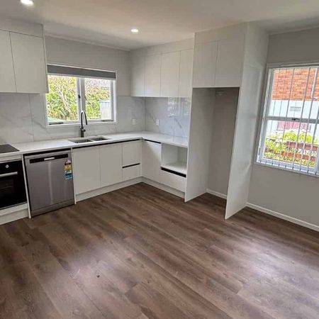 Newly Renovated 3 Bedroom House - Photo 4