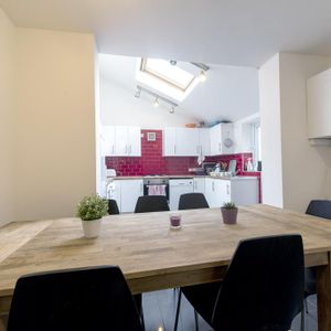 8 bedroom terraced house to rent - Photo 2