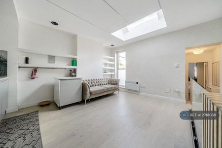 2 bedroom maisonette to rent - Photo 4